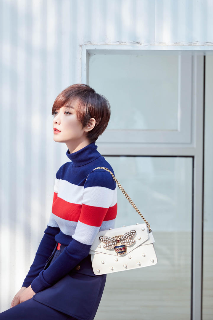 时尚短发女明星王珞丹高清壁纸下载