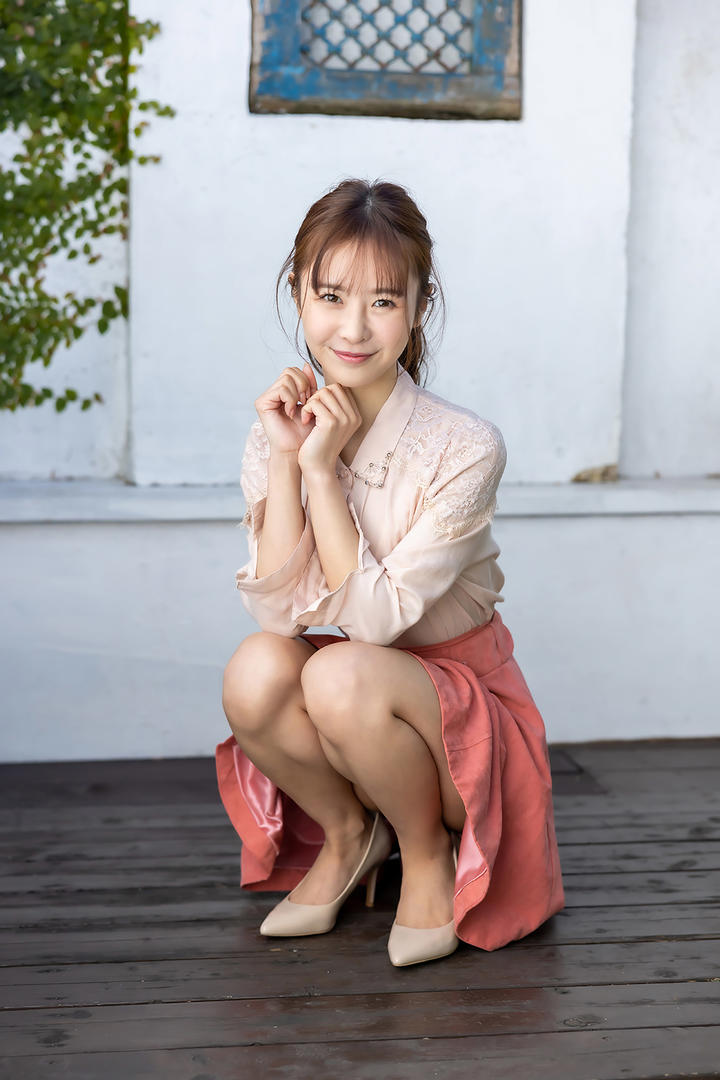 蹲在地上的日本漂亮美女老师性感写真图片
