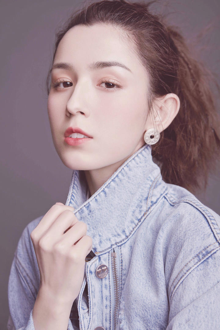 皮肤白皙的美女哈尼克孜穿牛仔衣美女明星照片