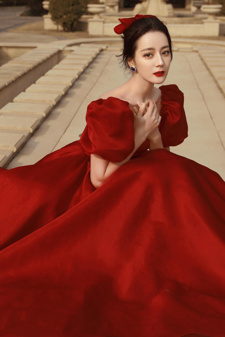 穿红色公主裙的中国美女明星迪丽热巴高清壁纸图片