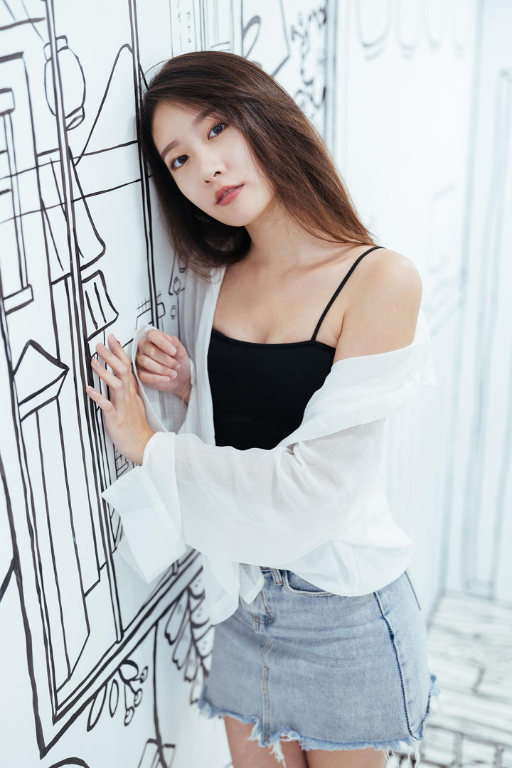 半露直角肩美女494949大但人文艺术图片