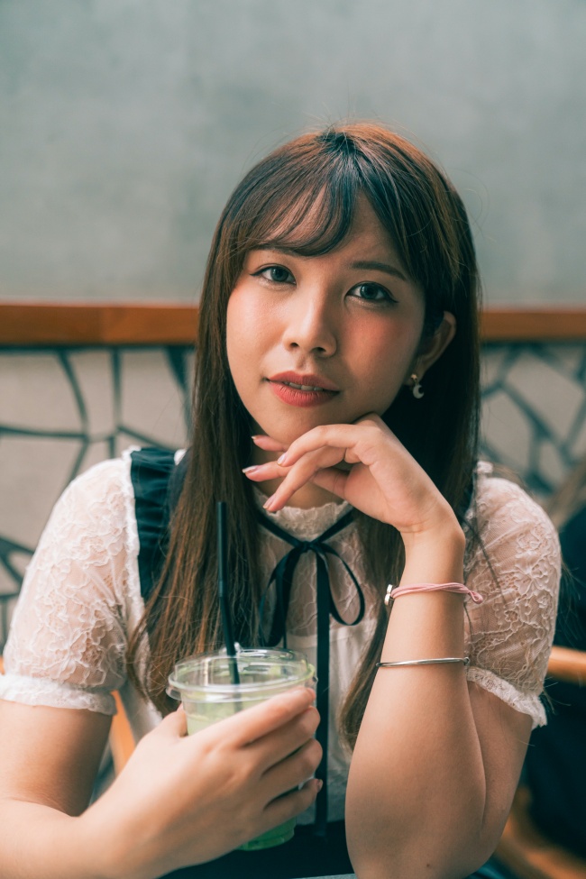 奶茶店美女写真图片