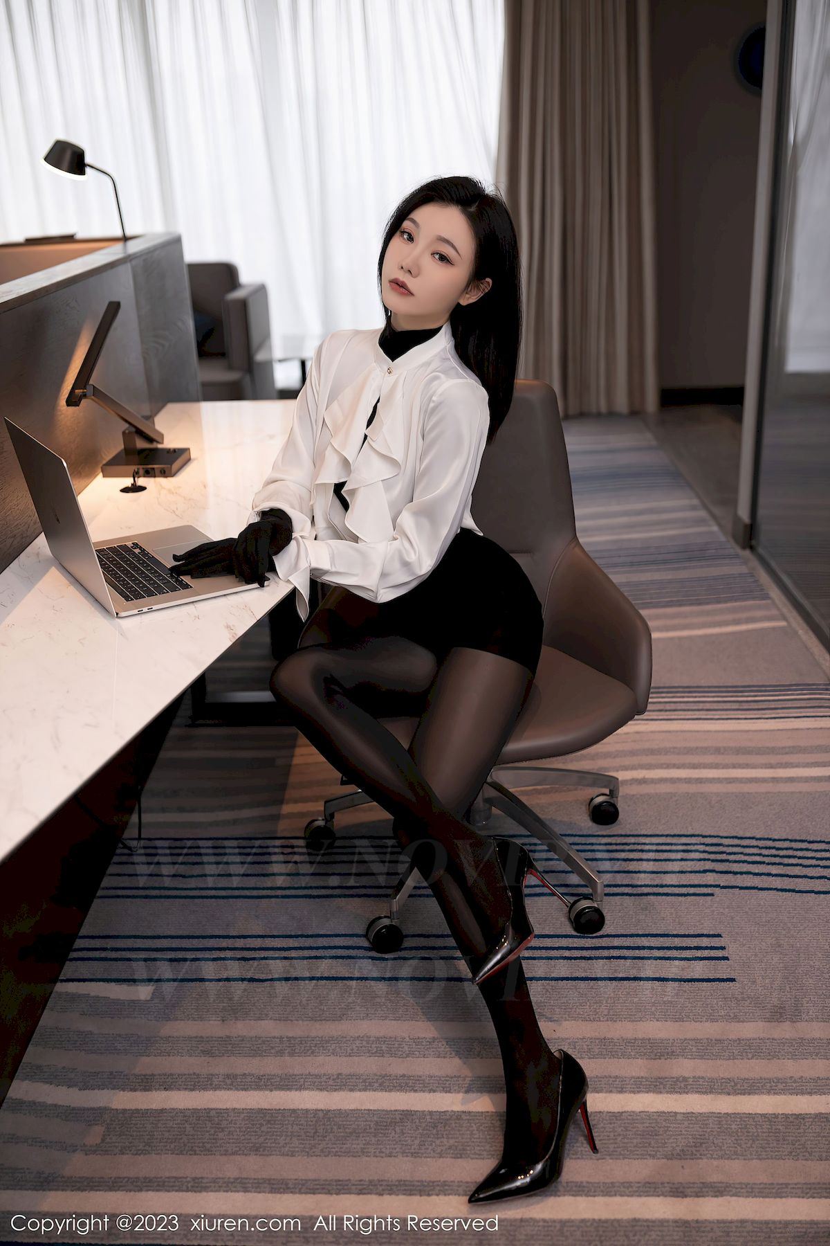 秀人网美女模特安然anran轻透连体衣搭配黑丝系列性感写真