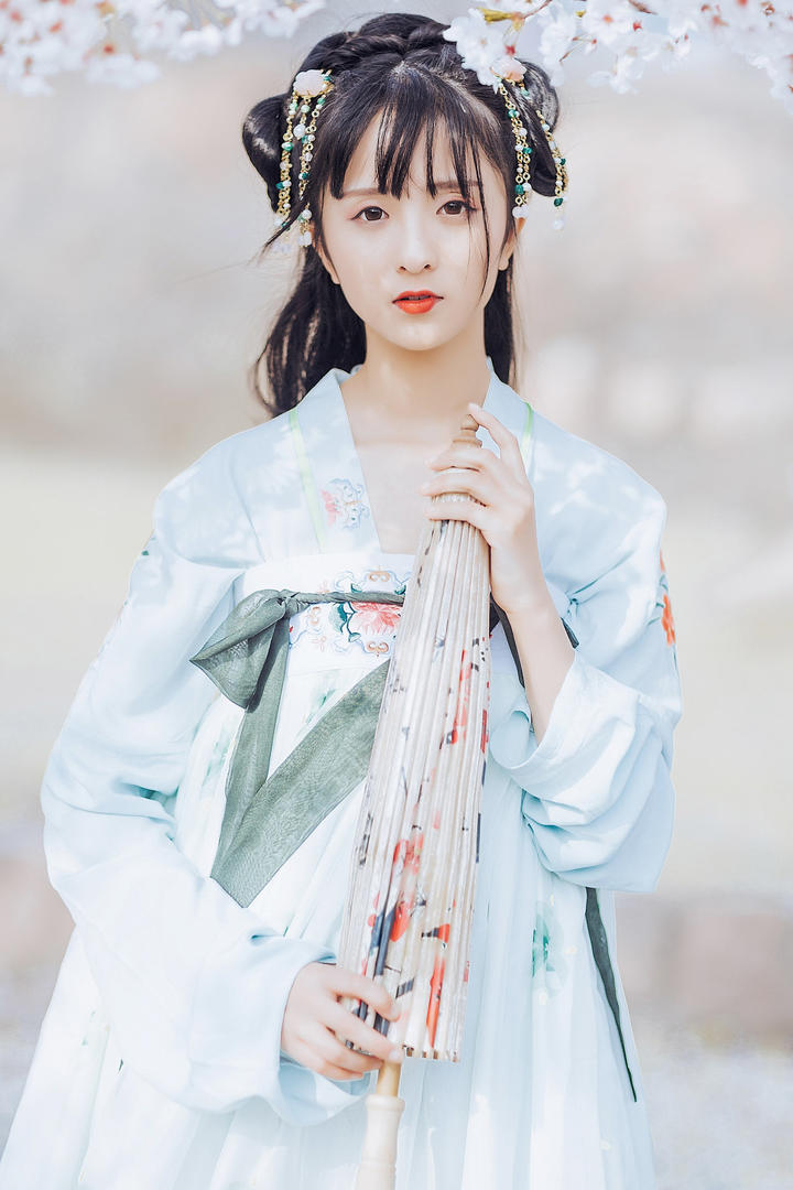 拿着油纸伞的古装汉服美女艺术摄影图片