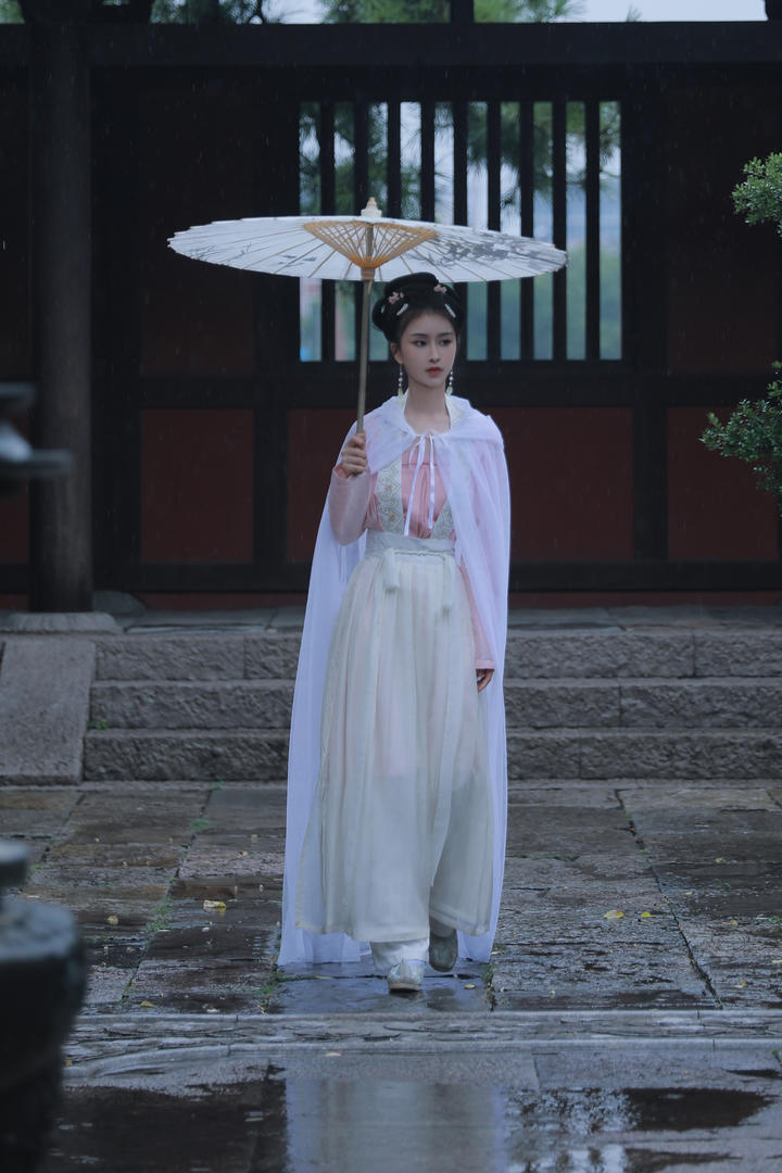 撑着雨伞的白色汉服美女唯美意境人像摄影图片