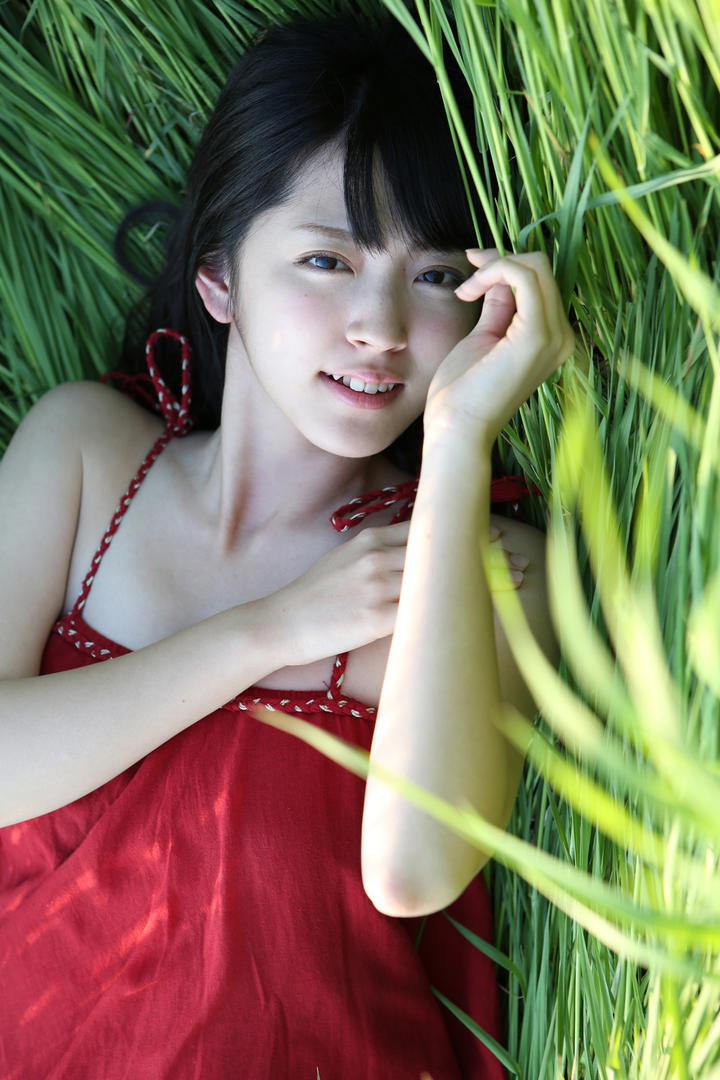 躺在草地上的日本清纯美女写真图片