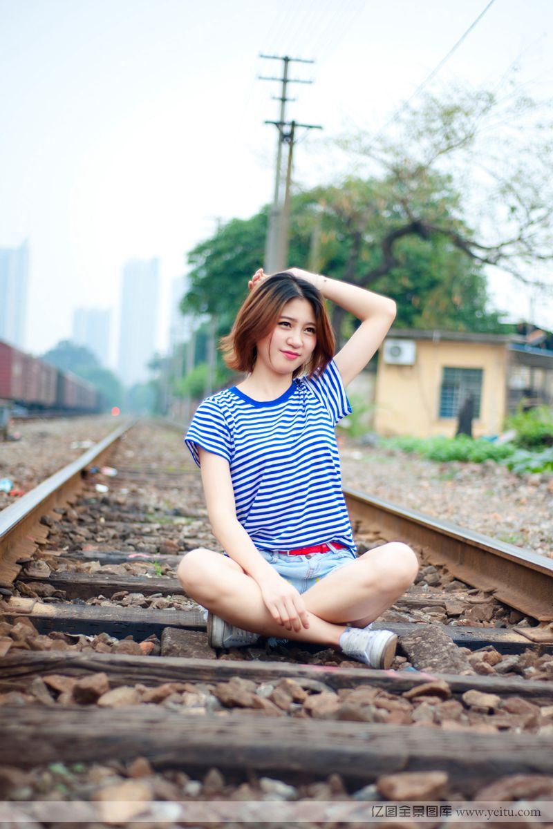 清纯美女身着海军服铁轨高清写真
