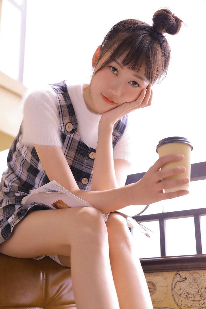 白嫩美腿女大学生写真图片