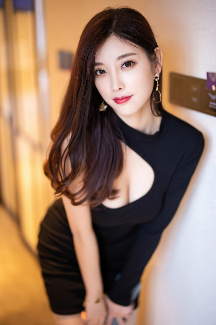 超高清美女图片116美女写真杨晨晨黑色露胸短裙气质美女写真图片