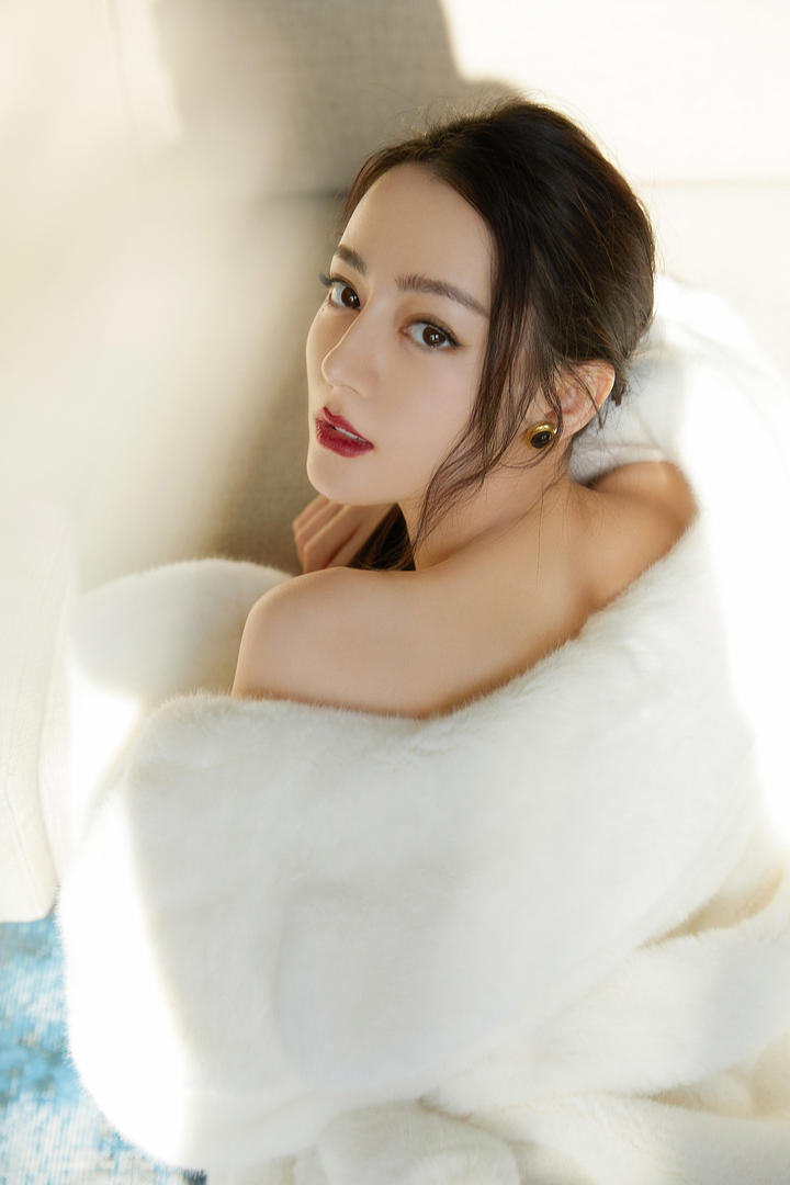裹着毛绒大衣的性感女明星迪丽热巴图片