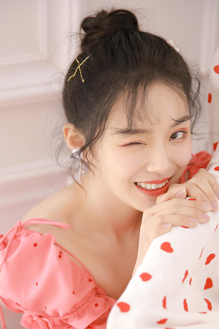 抛媚眼的头像女生简单气质图片