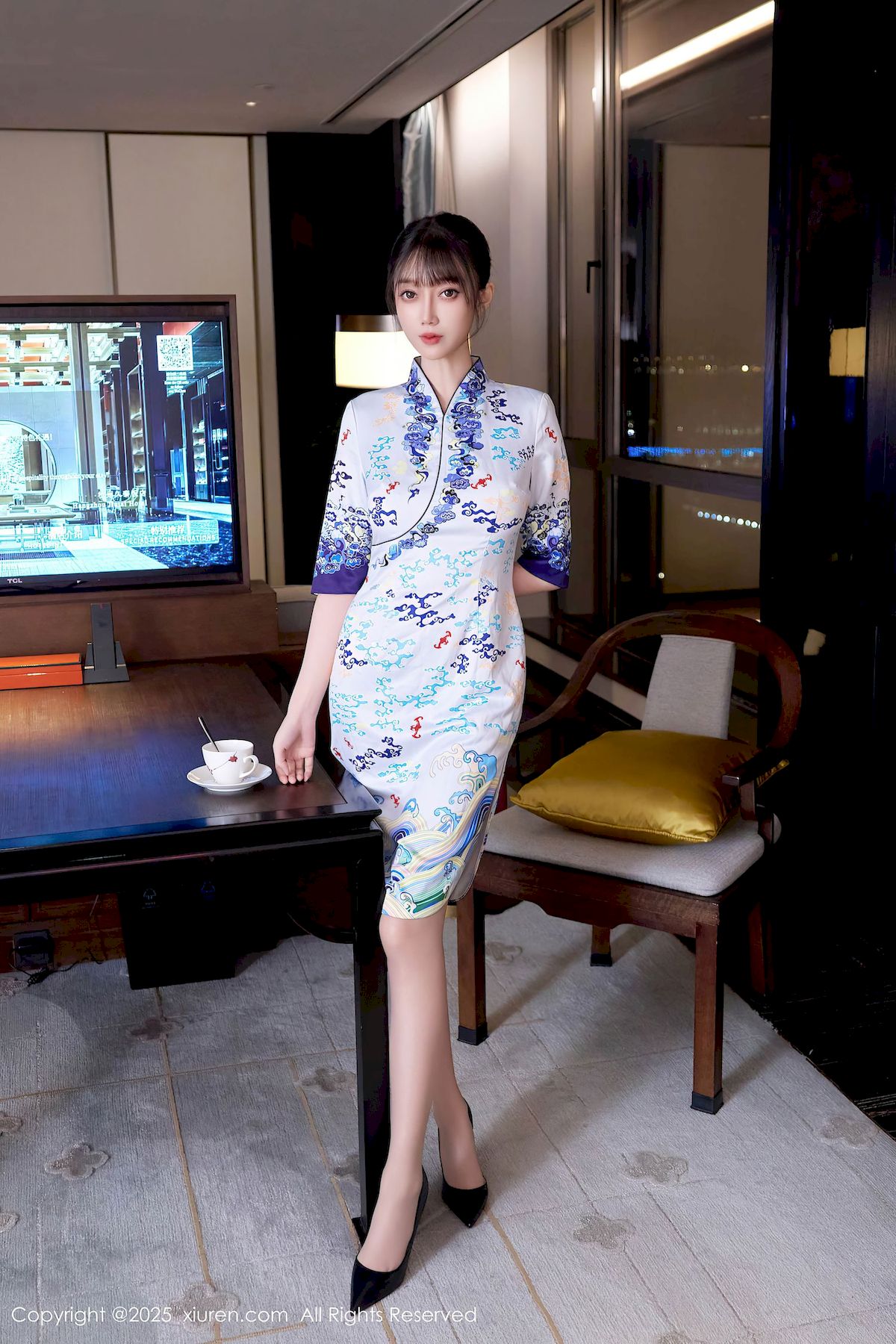 秀人网模特玥儿玥er空姐制服灰色丝袜上海旅拍