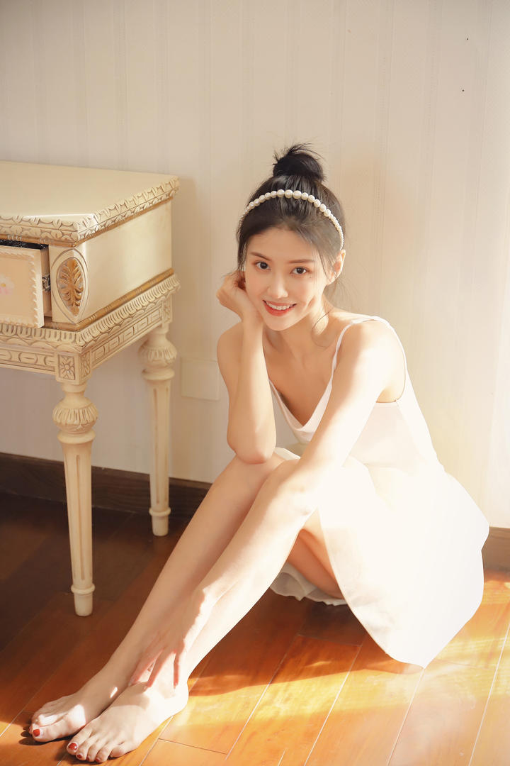坐在地板上的美腿女生高清可爱女生头像图片