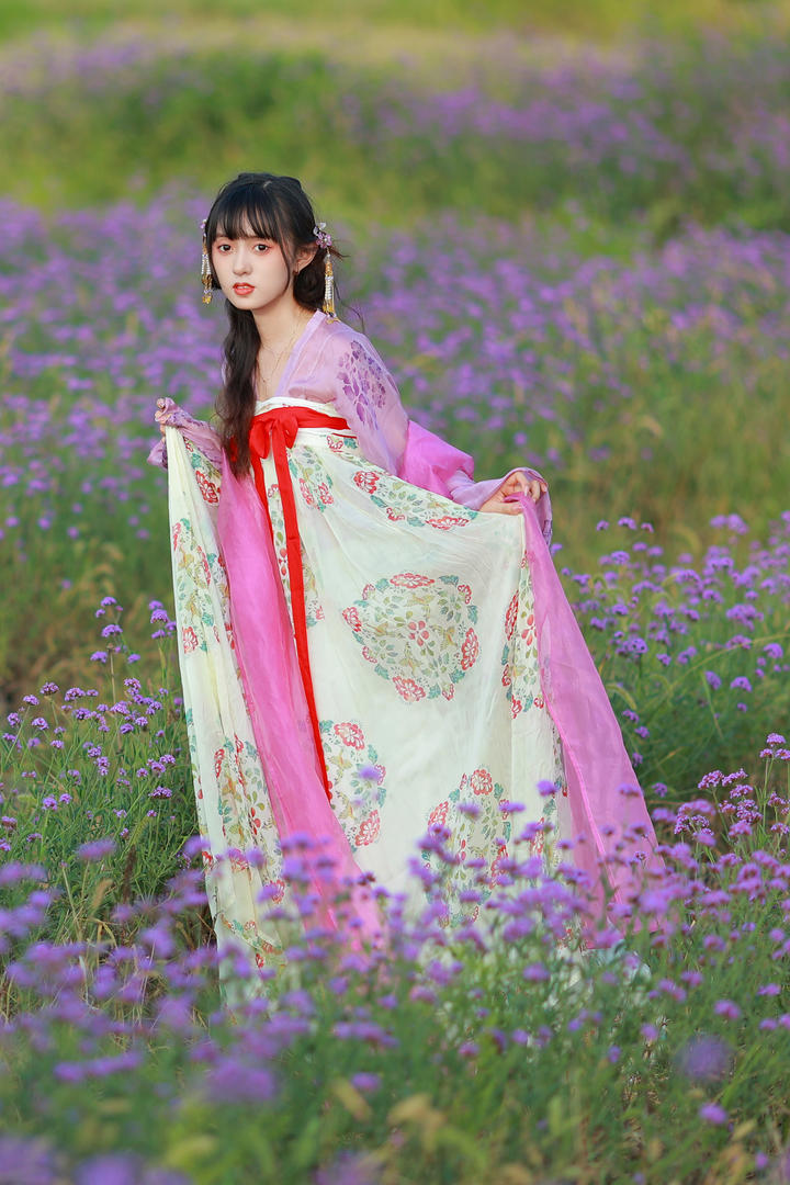 穿汉服的清纯甜美小姐姐高清手机壁纸图片