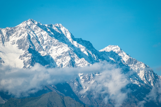 云雾缭绕雪域高山摄影图片