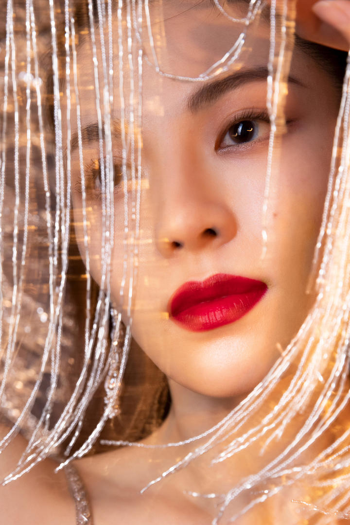 性感红唇女明星钟楚曦艺术照图片
