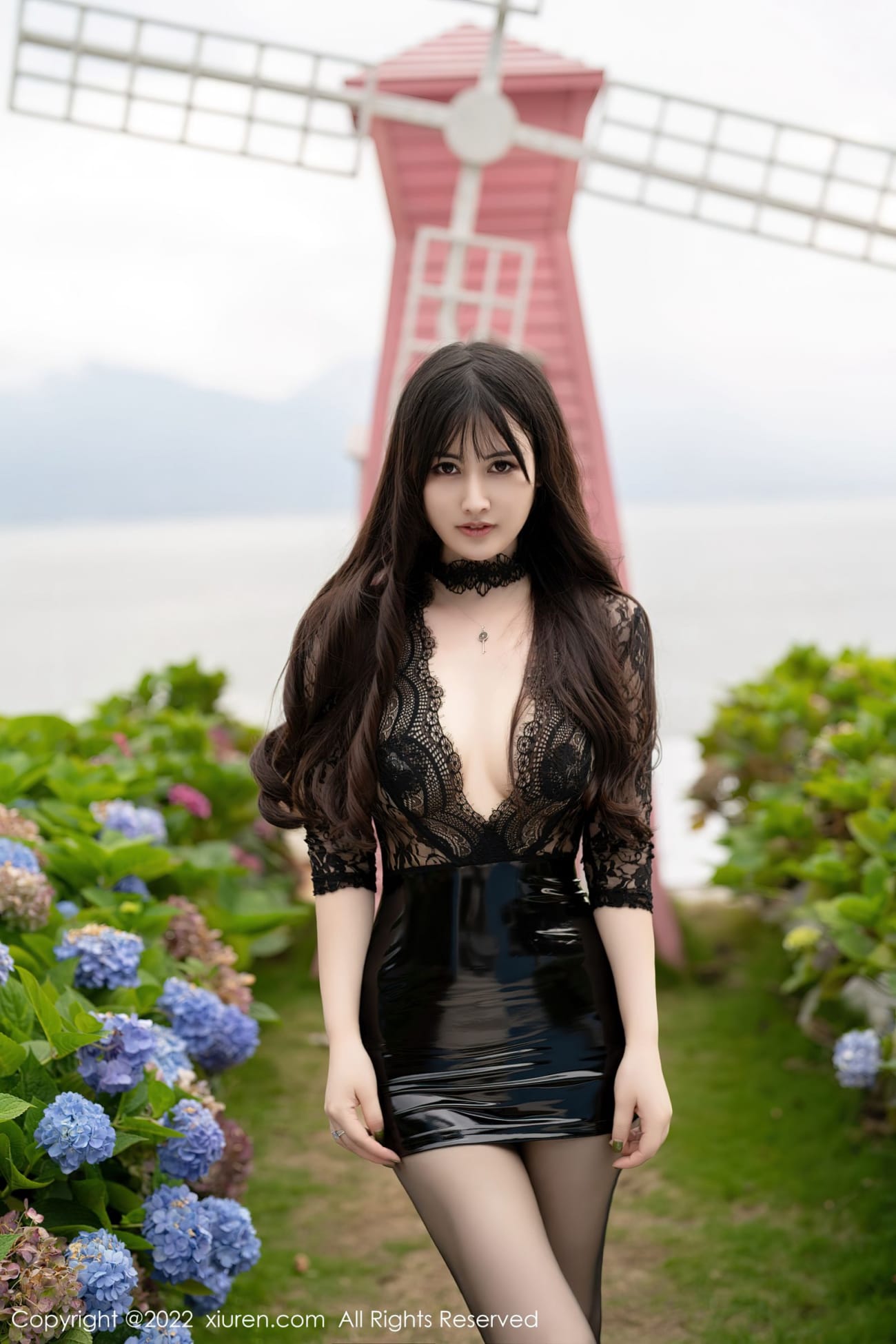 秀人网美女模特陈诗诗kiki清透蕾丝皮质短裙服饰大理旅拍