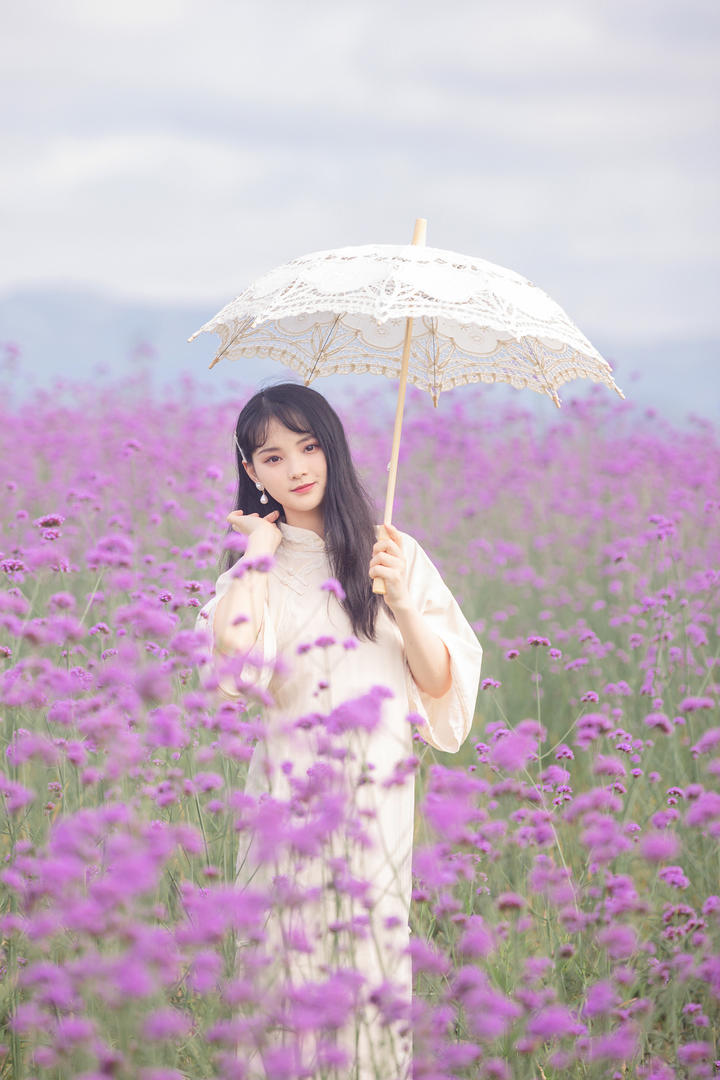 撑着伞的清纯气质美女模特高清图片大全