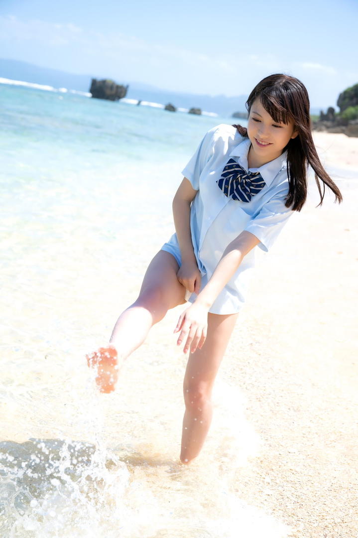 沙滩上冲浪的日本可爱女生高清手机桌面壁纸图片