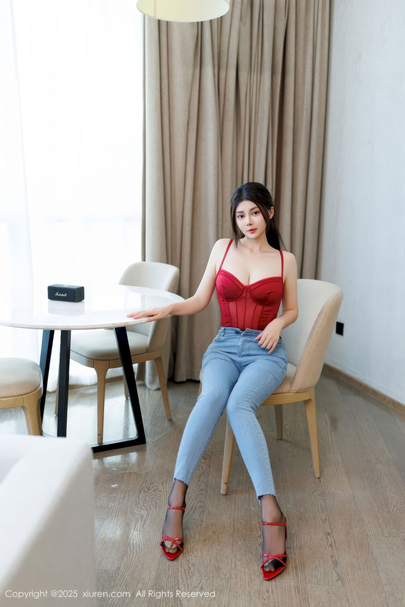 秀人网模特凯竹Quinn红色情趣搭配蓝色牛仔裤写真