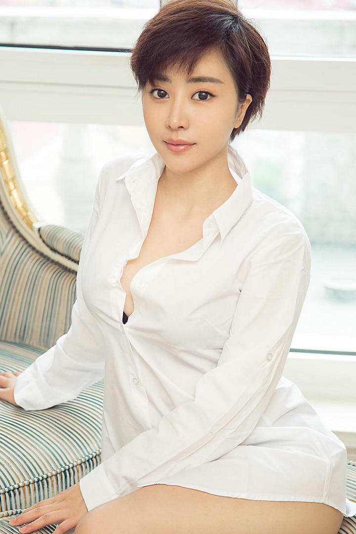 穿着白色衬衫的高清短发美女方圆图片