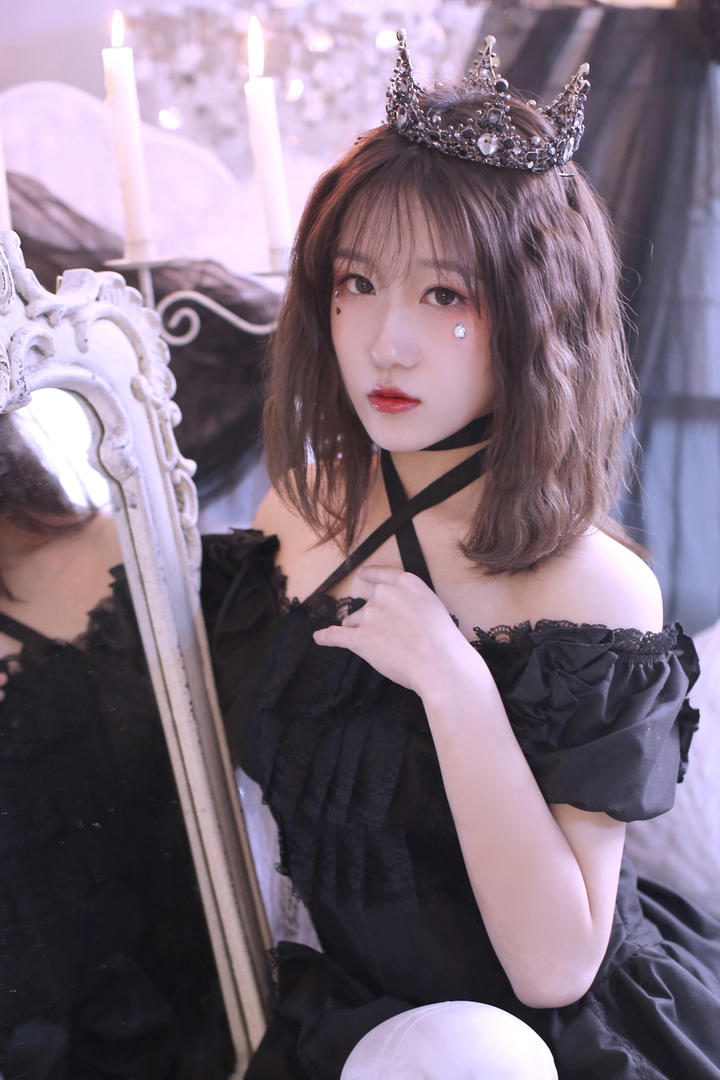 抱着镜子的暗黑女王艺术写真