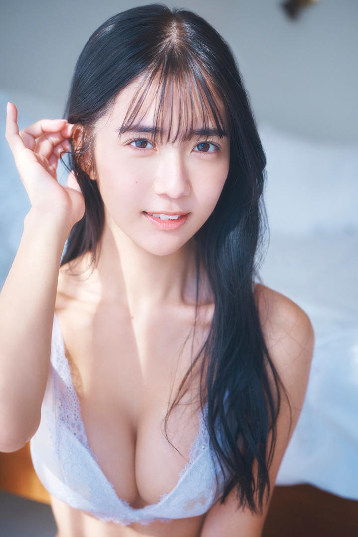 日韩饱满事业线美女高清人体大尺度摄影图片