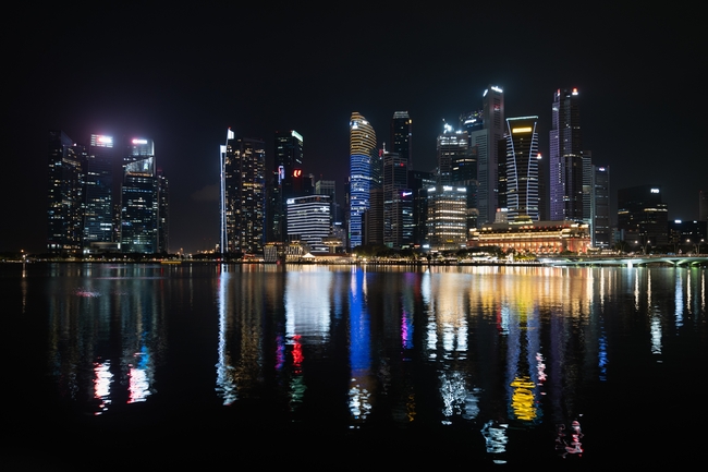 城市江滨建筑夜景图片