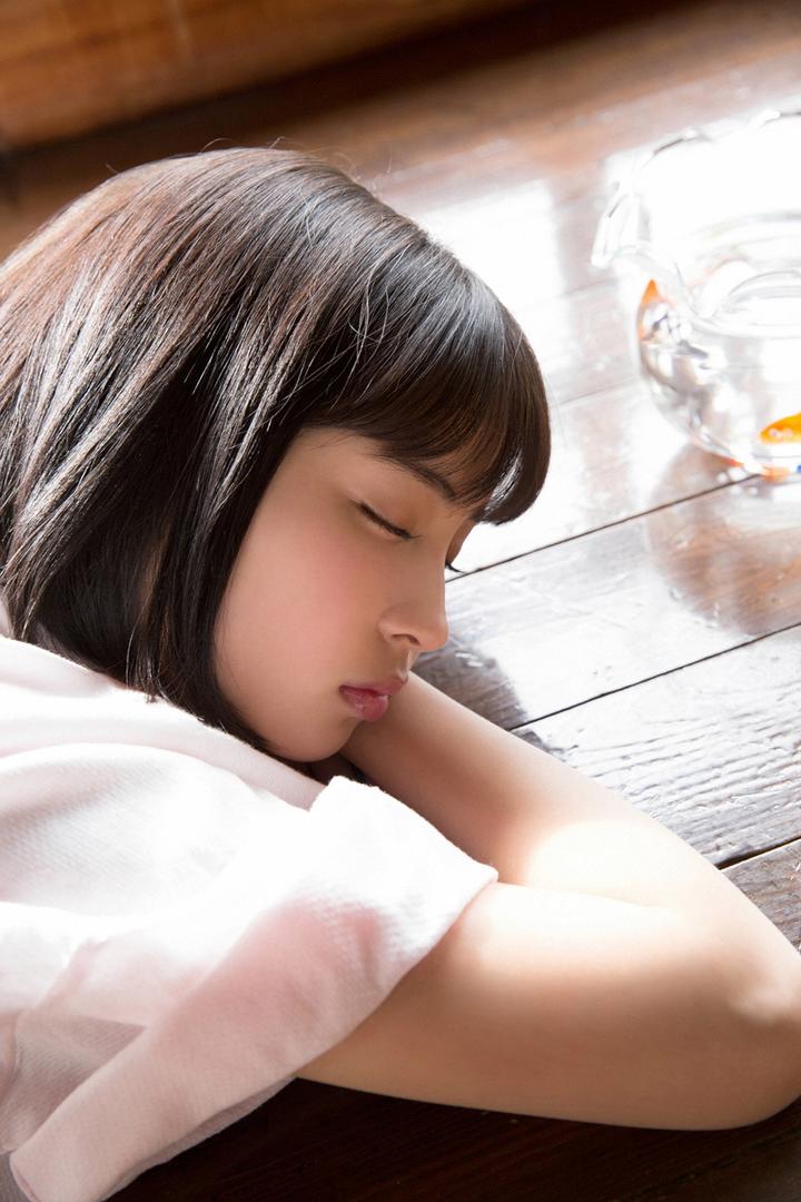 趴在地板上睡觉的清纯女孩日本人体艺术图片