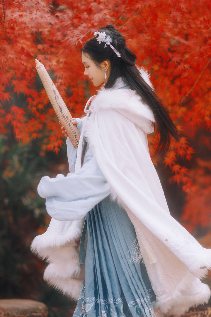 拿着雨伞的古装美女写真图片