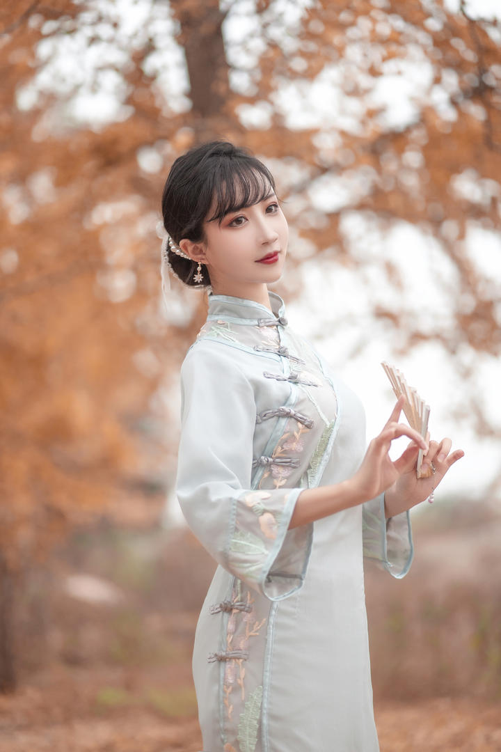 亭亭玉立的气质旗袍美女高清壁纸图片