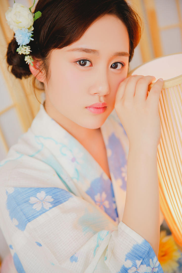 趴在灯笼上的日本和服美女高清特写图片
