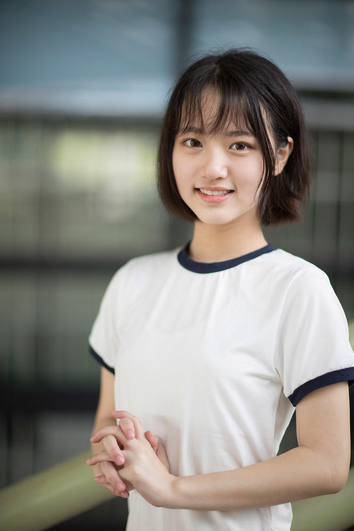 穿白T恤的可爱短发发型女学生写真图片