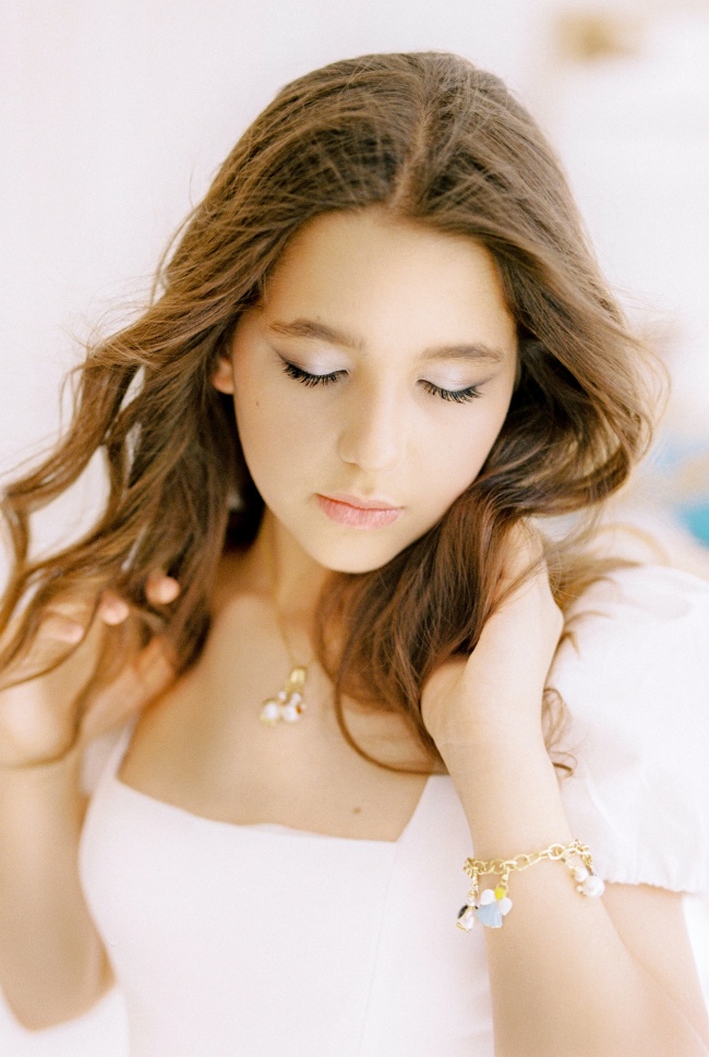 性感低眸美女写真图片