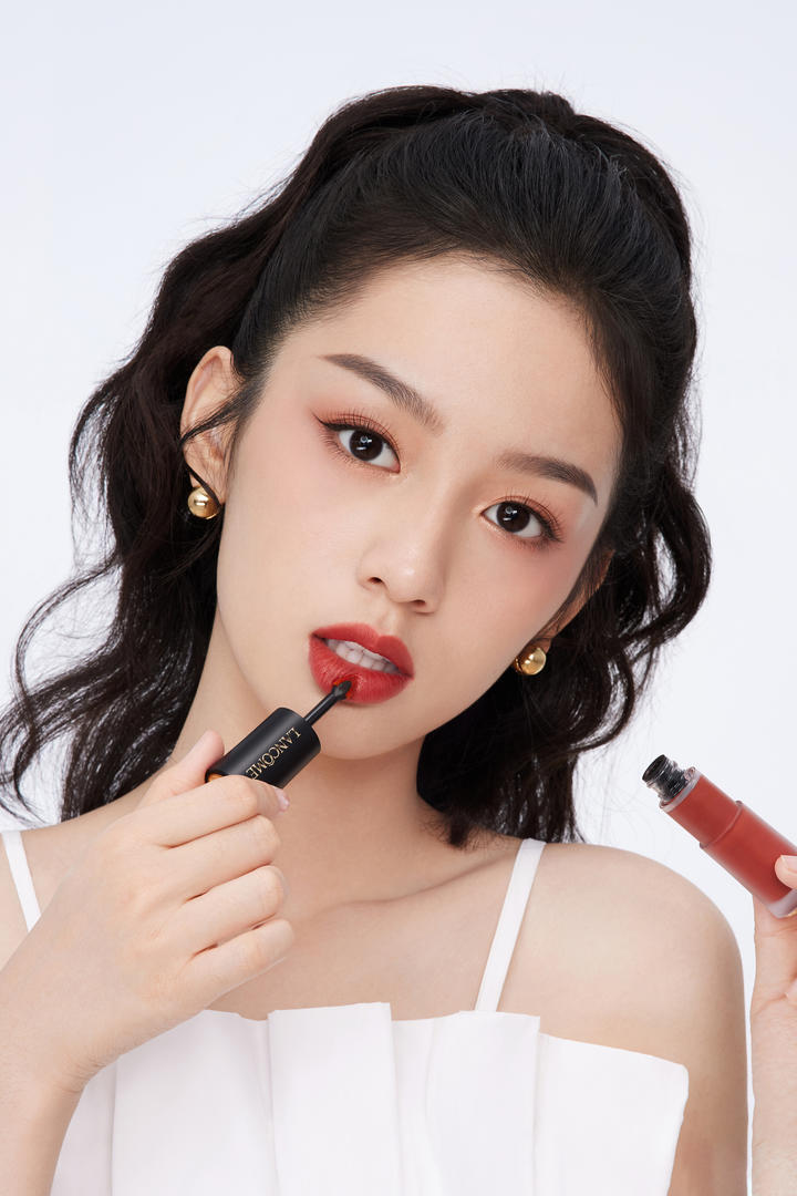 涂口红的美妆博主周也高清明星图片