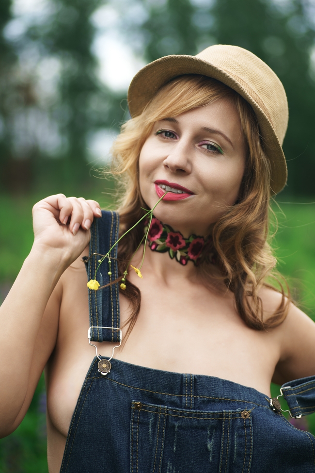 欧美户外大胆背带裤美女性感人体摄影图片