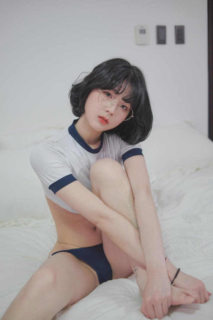 韩国短发美女学生大尺度不雅照写真图片