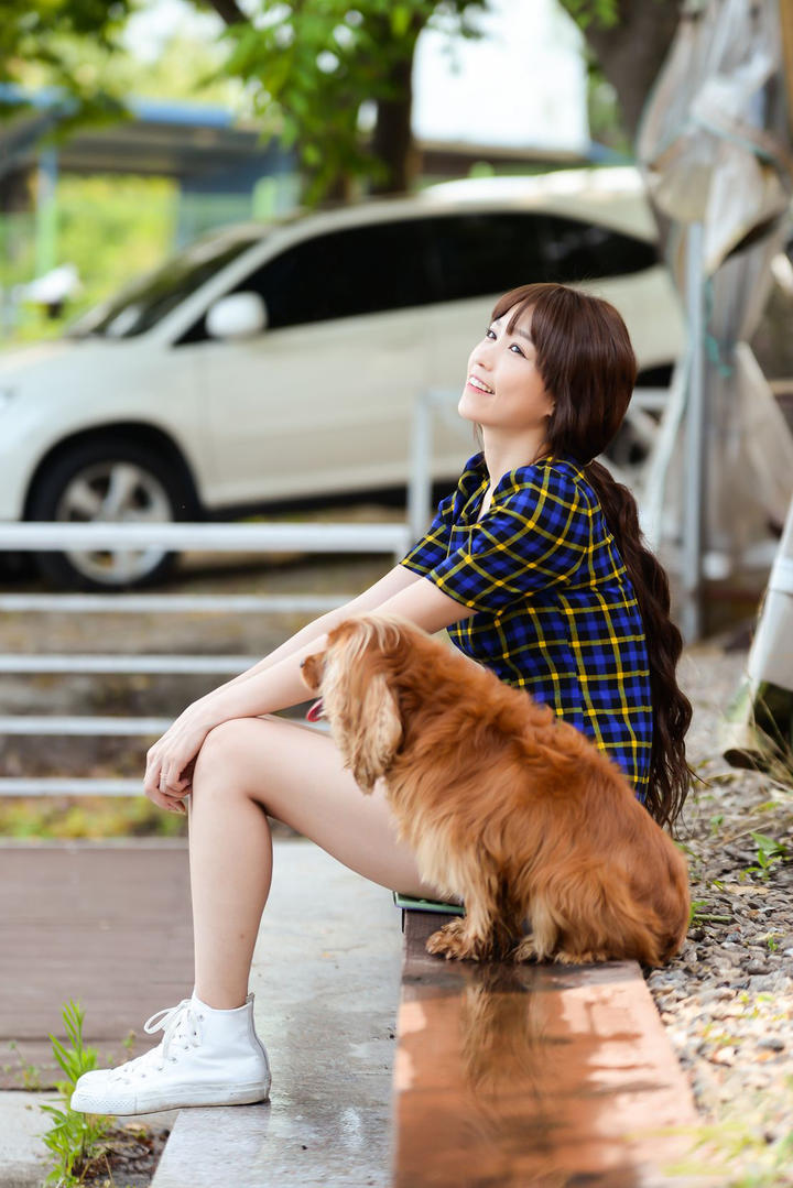 坐在路边的高清韩国美女明星李恩慧图片