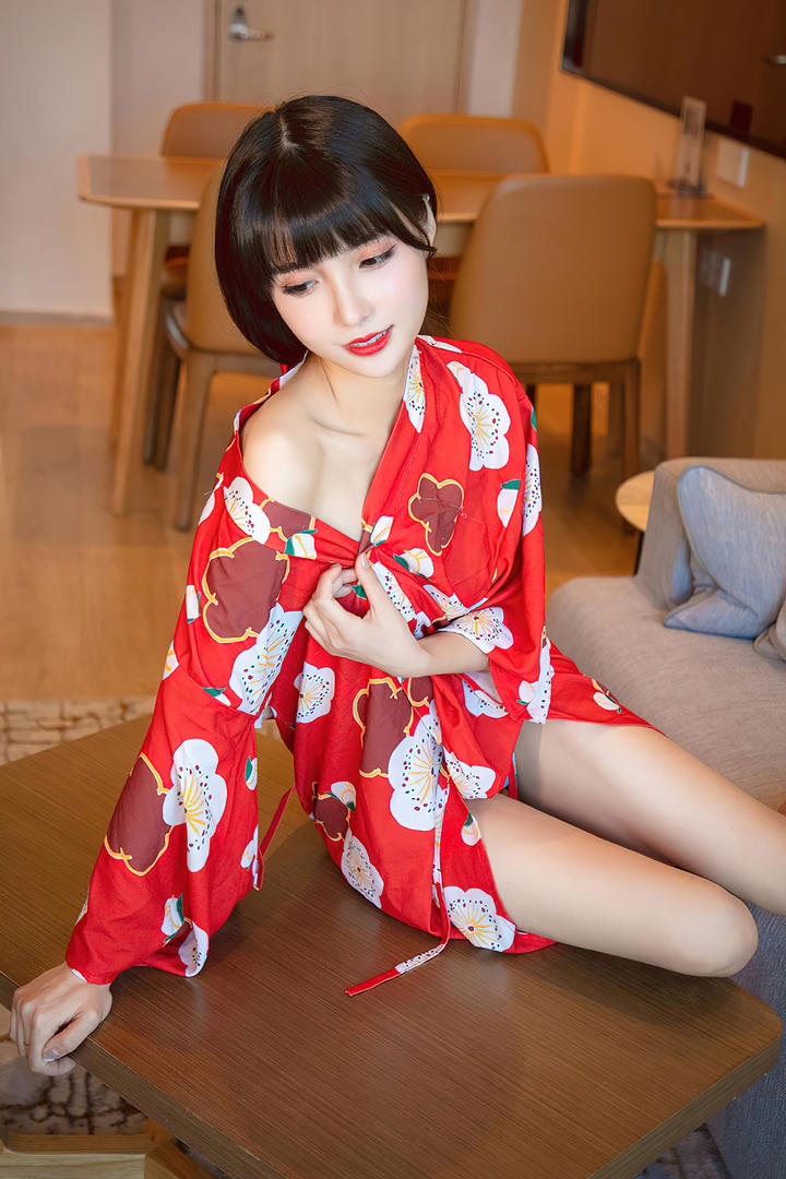 日本性感红唇美女诱惑和服图片