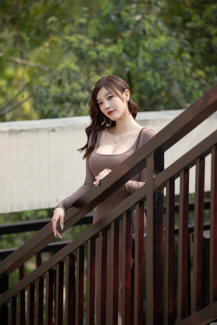 漂亮的韩国美女杨晨晨户外写真图片