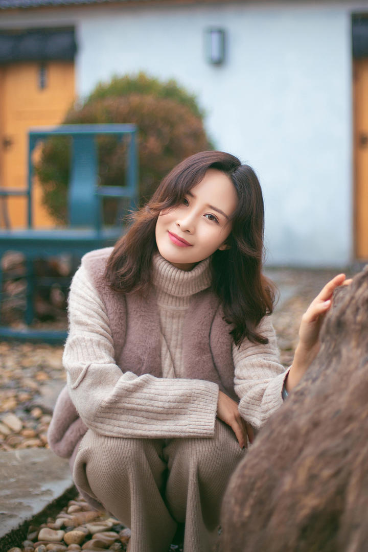 蹲在地上的超清性感漂亮美女图片毛毛