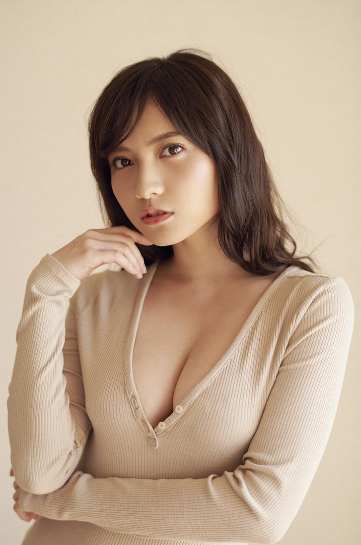 丰满大胸日本极品美女诱惑摄影写真