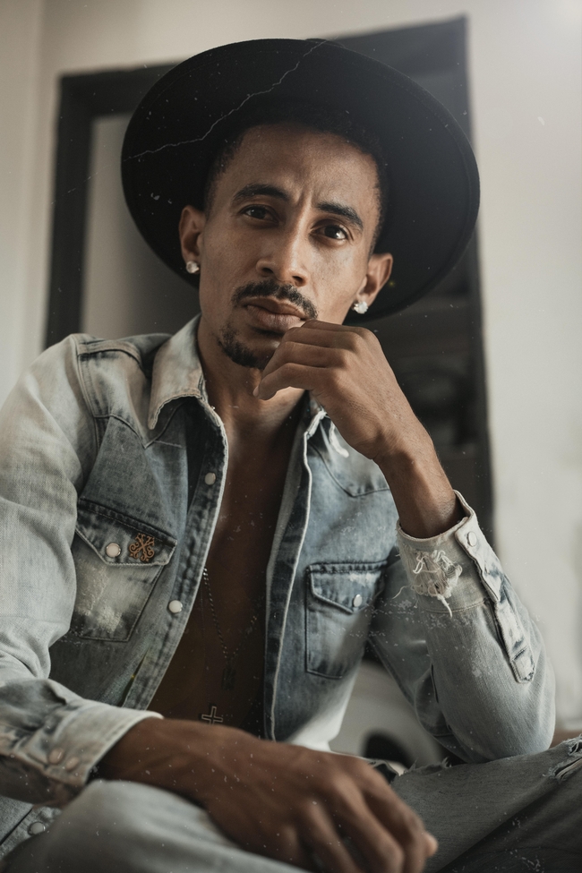 时尚中年男模帅哥写真图片