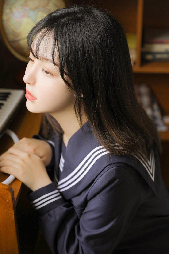 高颜值清纯制服美女侧脸