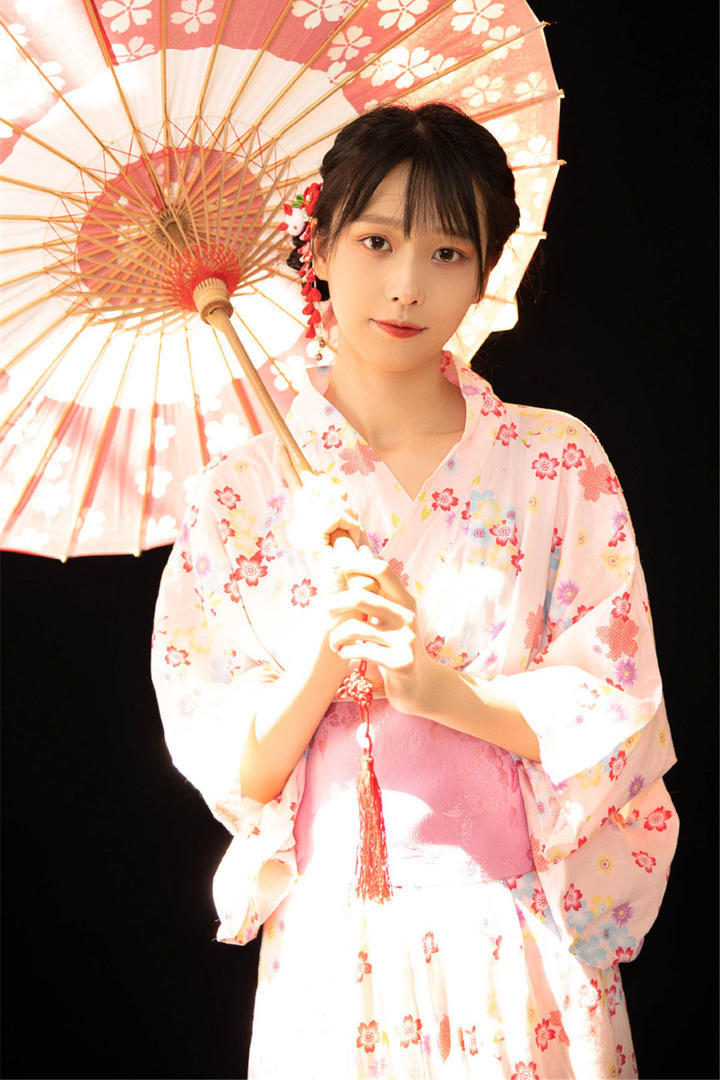 撑着伞的日本和服美女艺术写真图片