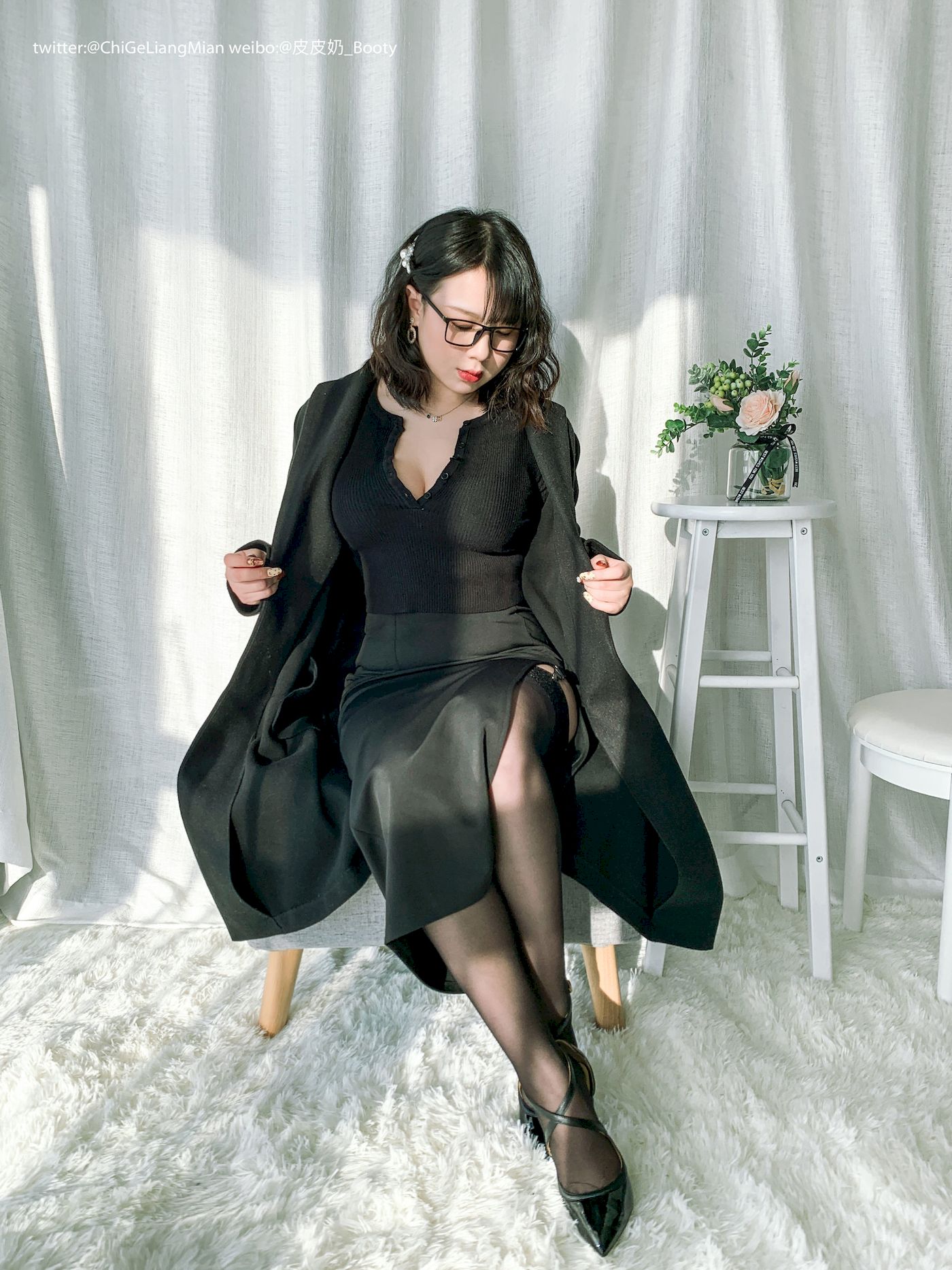 眼镜美女皮皮奶可可爱了啦黑丝美腿黑昵大衣写真