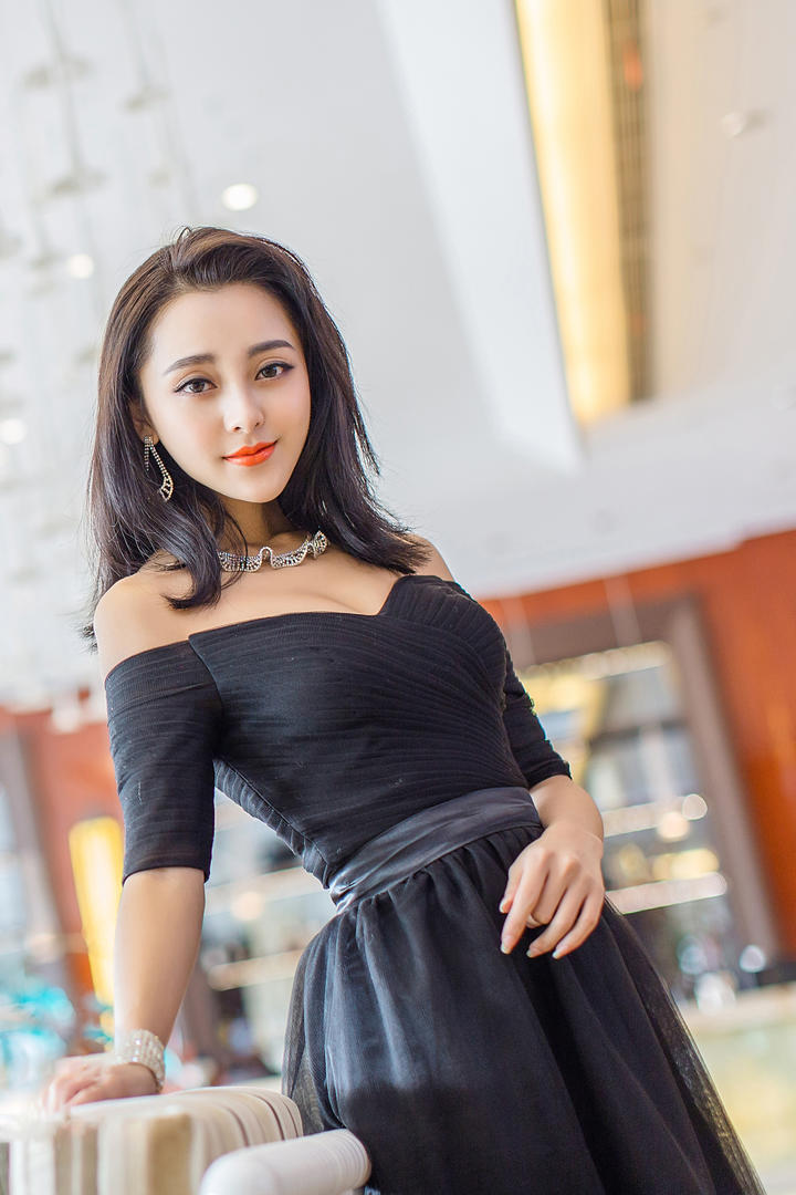 漂亮时尚的台湾女明星梁晶莹写真图片