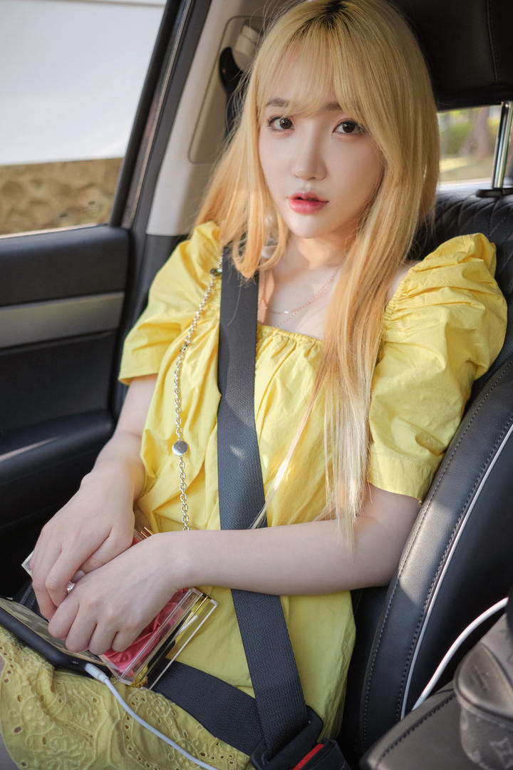 副驾驶上的韩国金发美女模特图片