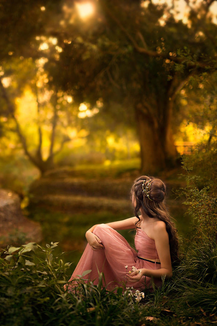 坐在森林里的欧美气质长裙美女