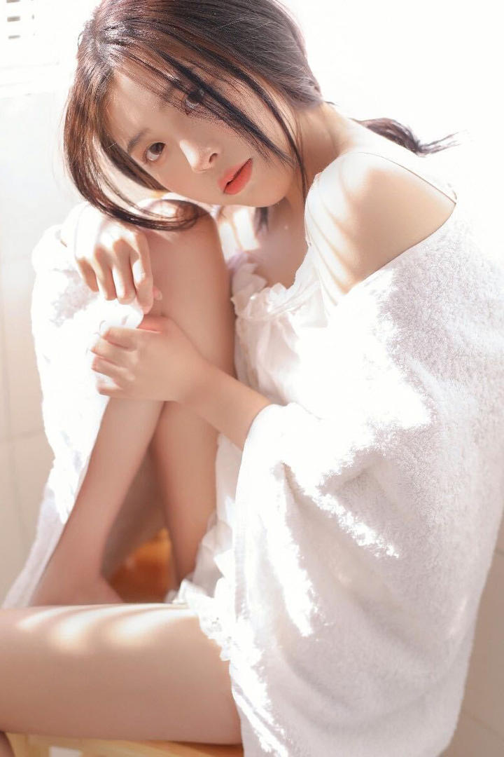 裹着浴巾的极品清纯美女图片